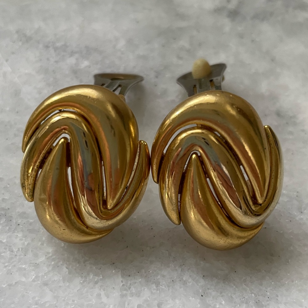 Vintage Ribbed Swirl Gold-Toned Clip On Earrings